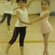 ¿Qué tipo de vestuario se utiliza para asistir a clases de ballet?